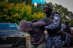 Московские росгвардейцы отработали алгоритм действий при реагировании на сигнал тревожной кнопки в автомобиле   